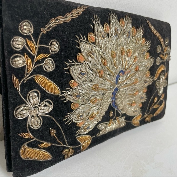 Vintage Handbags - Vintage Mid-Century Modern Zadozi Embroidered Velvet Peacock Clutch Made India